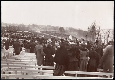 Vista desde las gradas de la multitud y la procesión asociada con la dedicación de la Tumba de Grant en Riverside Drive, presumiblemente el 27 de abril de 1897, Nueva York de Byron Company